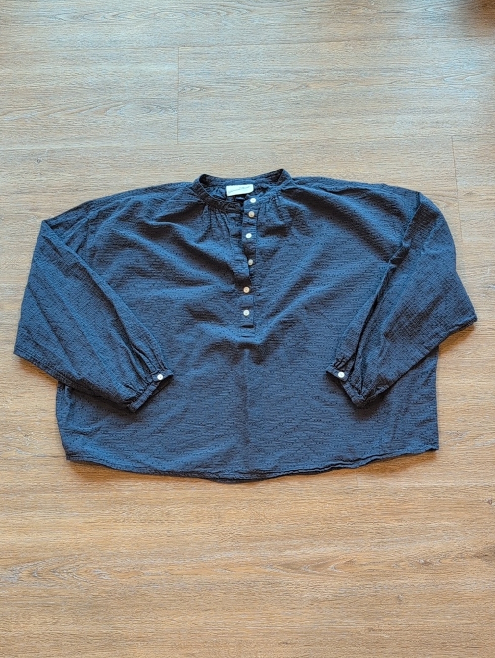 Universal Thread Grey Textured Button-Front Flowy Shirt, Medium